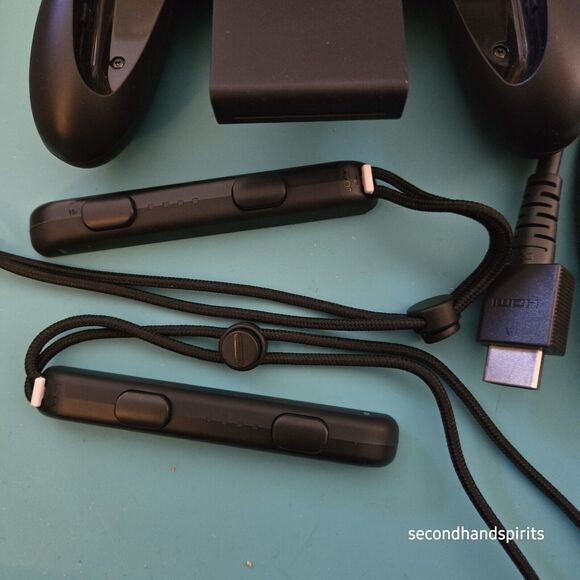 Lot Nintendo Switch OEM Comfort Grip, 2 Straps for Joy Con and HDMI Cable Black - Picture 3 of 4